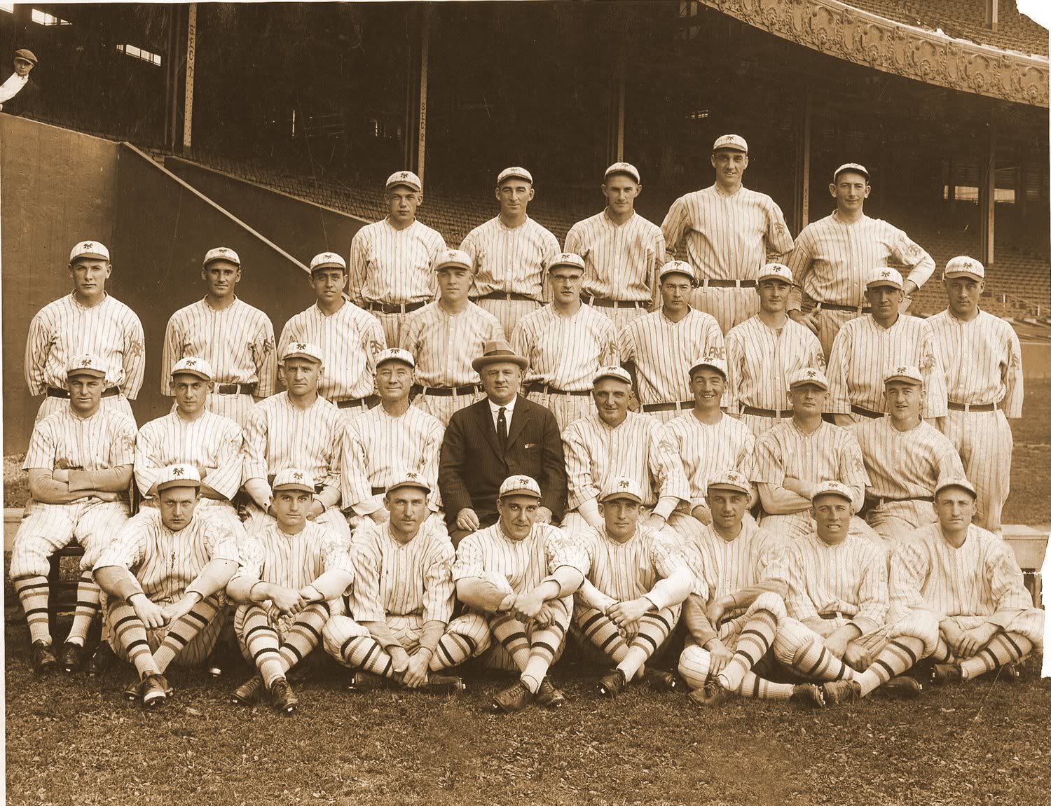 shinners_nyg_1922_team_photo_second_on_left_top_row.jpg